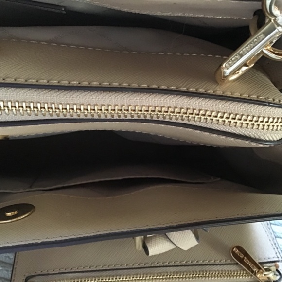 Michael Kors tote and wallet set - Picture 4 of 4